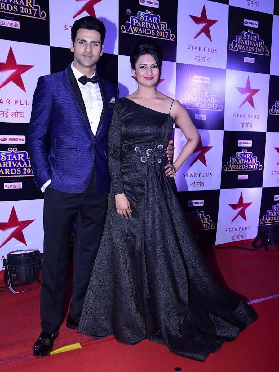 Divyanka Tripathi & Vivek Dhaiya at STAR Parivaar Awards.