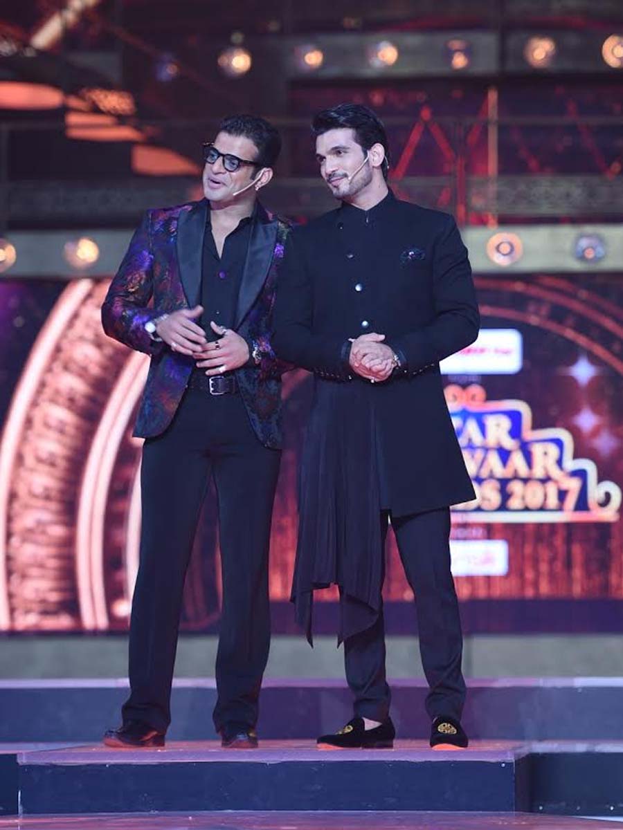 Karan Patel & Arjun Bijlani hosting on STAR Parivaar Awards