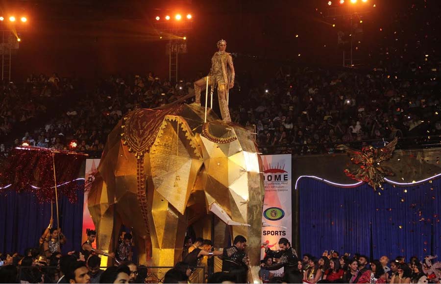 Kartika Nair performing at STAR Parivaar Awards