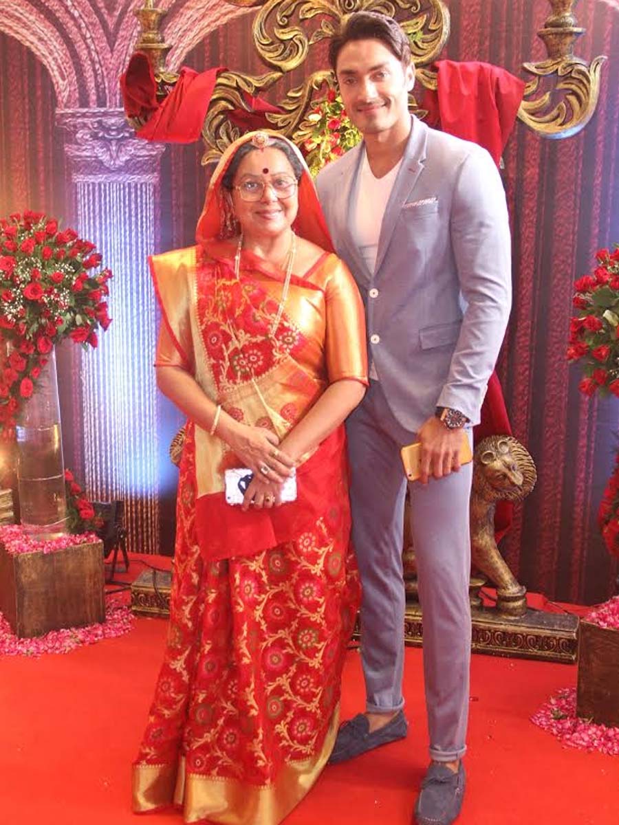 Neelu Waghela & AVinesh Rekhi at STAR Parivaar Awards