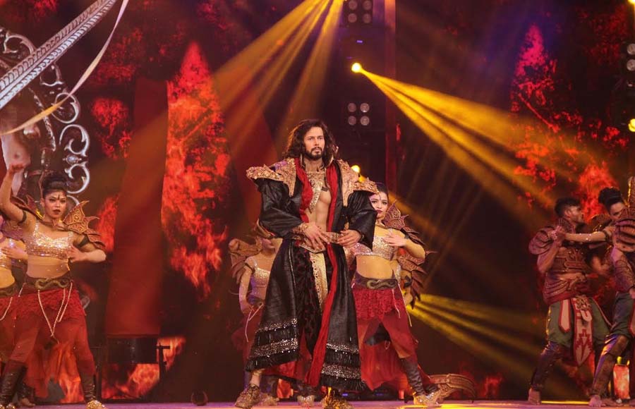 Rajneesh Duggal performing at STAR Parivaar Awards