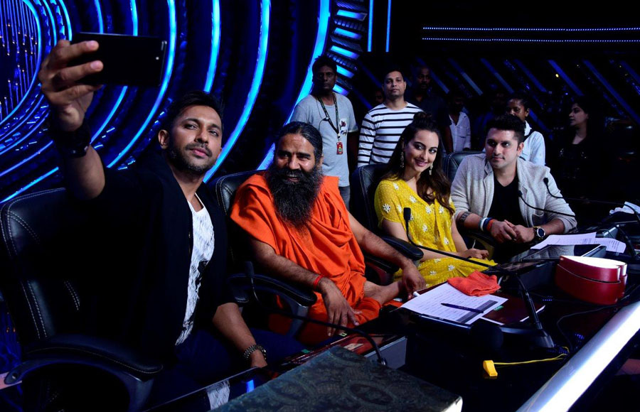 Baba Ramdev with Judges - Terence Lewis, Sonakshi Sinha & Mohit Suri