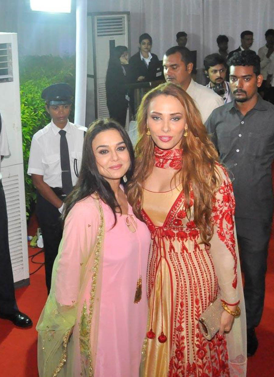 Bollywood biggies attend Baba Siddique's Iftar party! 