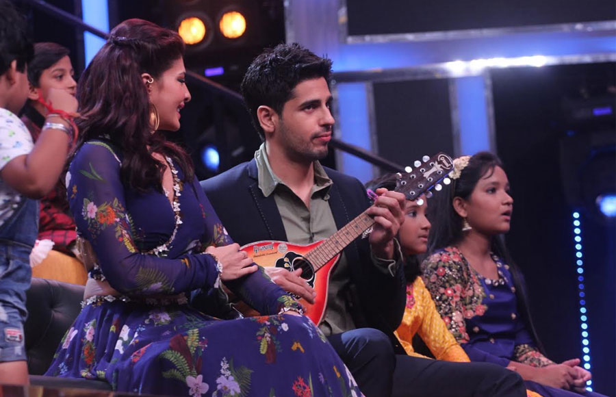 Sidharth Malhotra & Jacqueline Fernandez on Sa Re Ga Ma Pa Li'l Champs