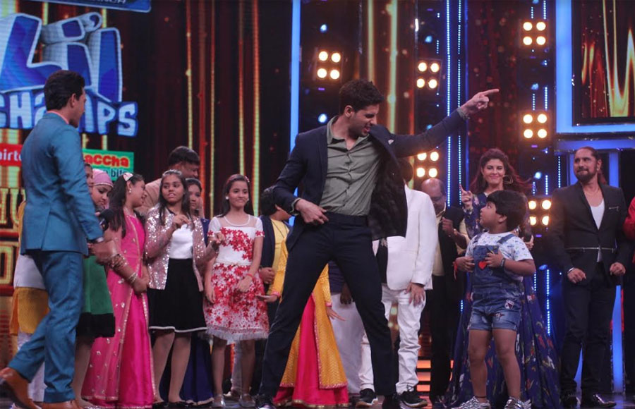 Sidharth Malhotra & Jacqueline Fernandez on Sa Re Ga Ma Pa Li'l Champs