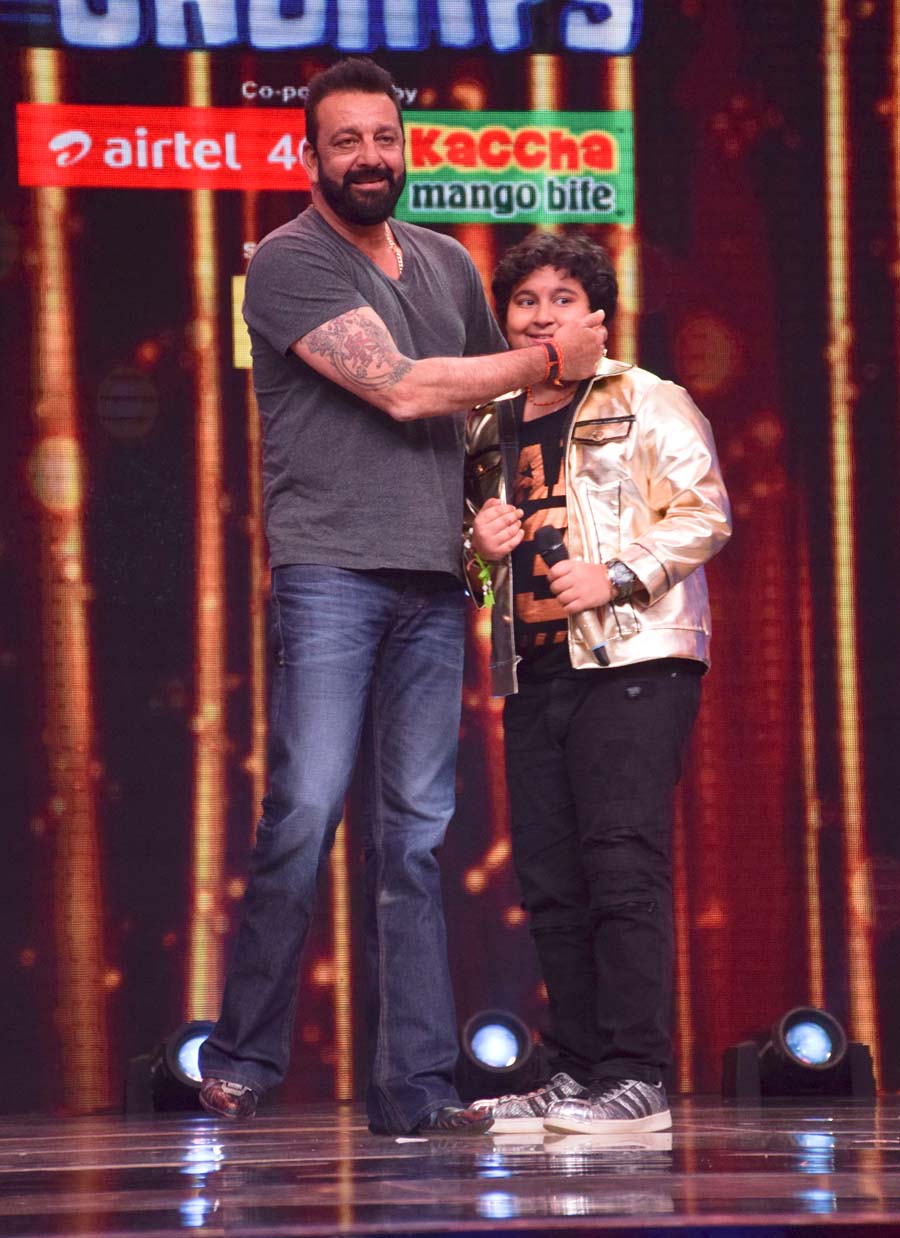 Sanjay Dutt on the sets on Sa Re Ga Ma Pa Li'l Champs 