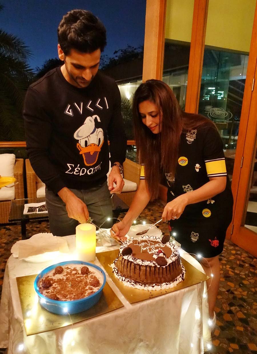 Vivek Dahiya celebrates his birthday with close friends! 