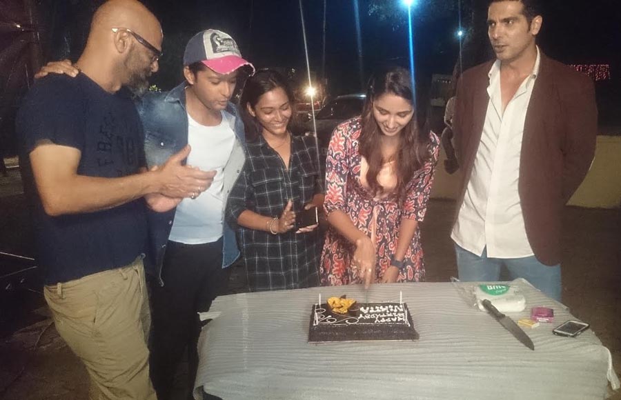 Zayed and Vatsal celebrates Nikita's birthday on the sets of Haasil
