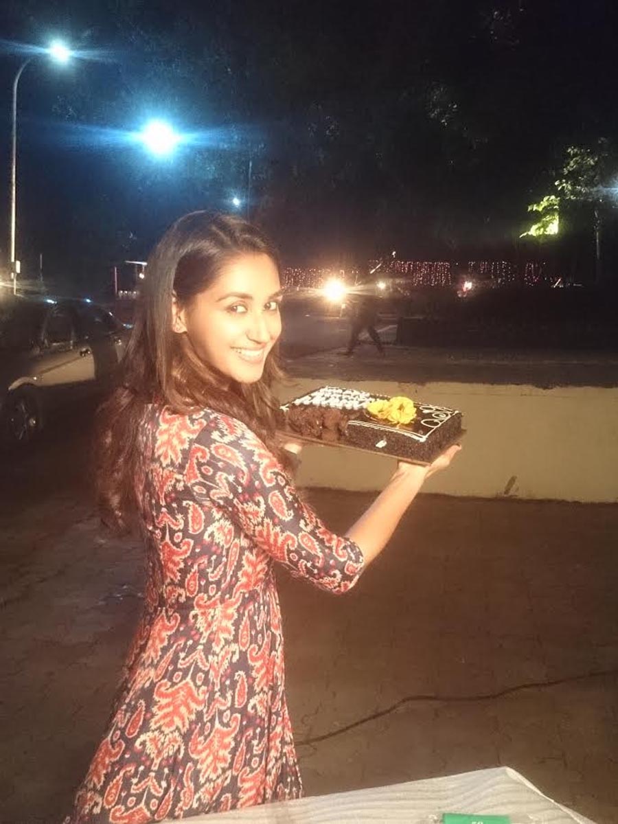 Zayed and Vatsal celebrates Nikita's birthday on the sets of Haasil