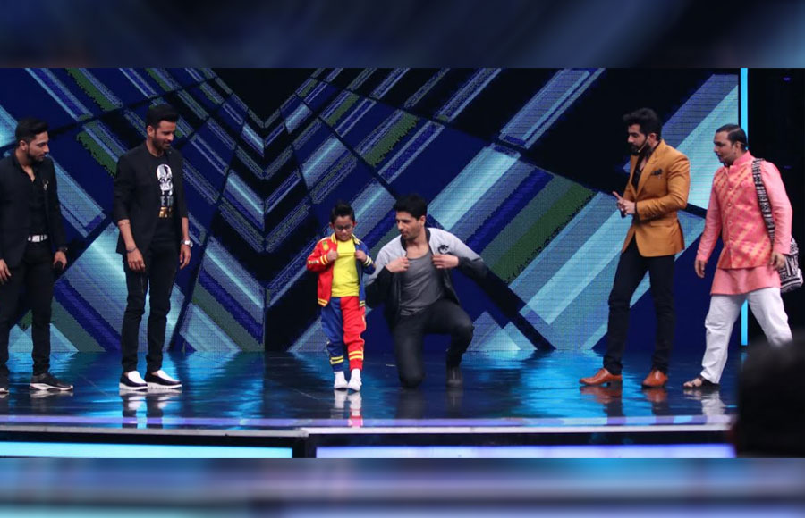 Siddharth Malhotra and Manoj Bajpai grace Sony TV's Super Dancer 