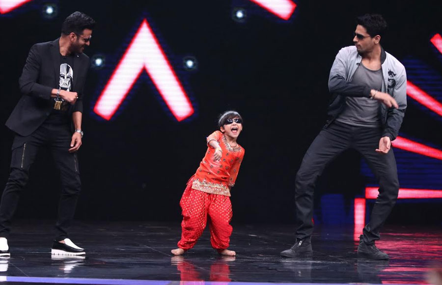 Siddharth Malhotra and Manoj Bajpai grace Sony TV's Super Dancer 