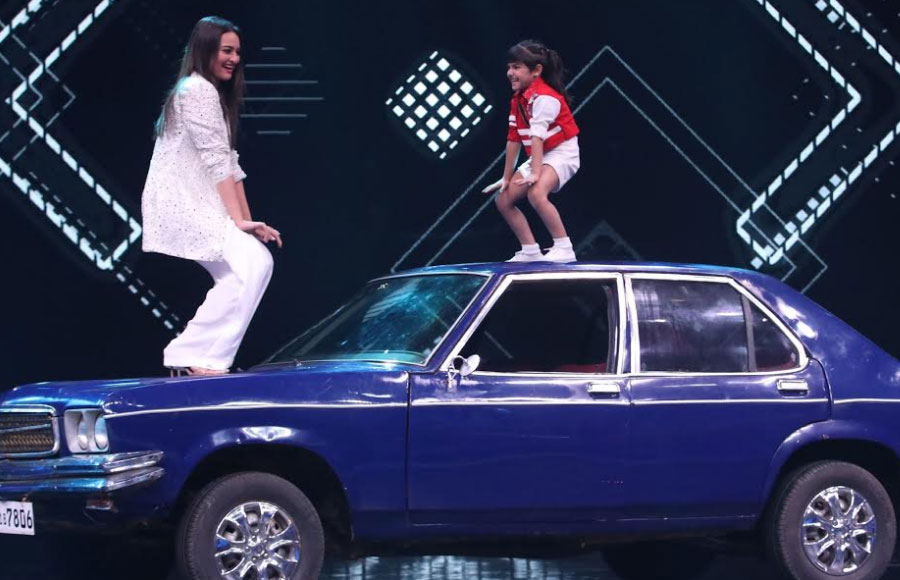 Dabangg girl Sonakshi Sinha graces Super Dancer 