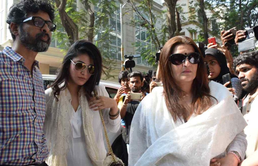 Bollwood fraternity rushes to Anil Kapoor's residence to condole the family