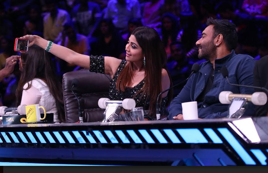 Ajay Devgn, Ileana D Cruz & Sunidhi Chauhan in Super Dancer 