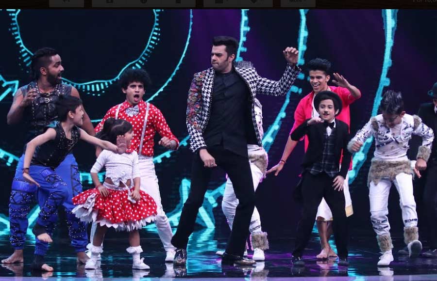 Tiger and Disha attend Super Dancer Chapter 2 with Manish Paul 