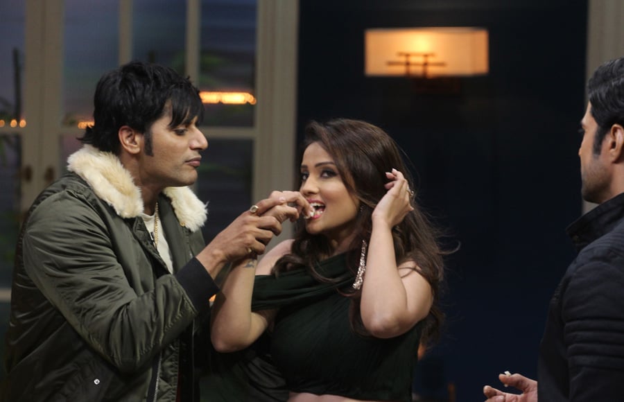 Adaa Khan celebrates birthday on the sets of JuzzBaatt 