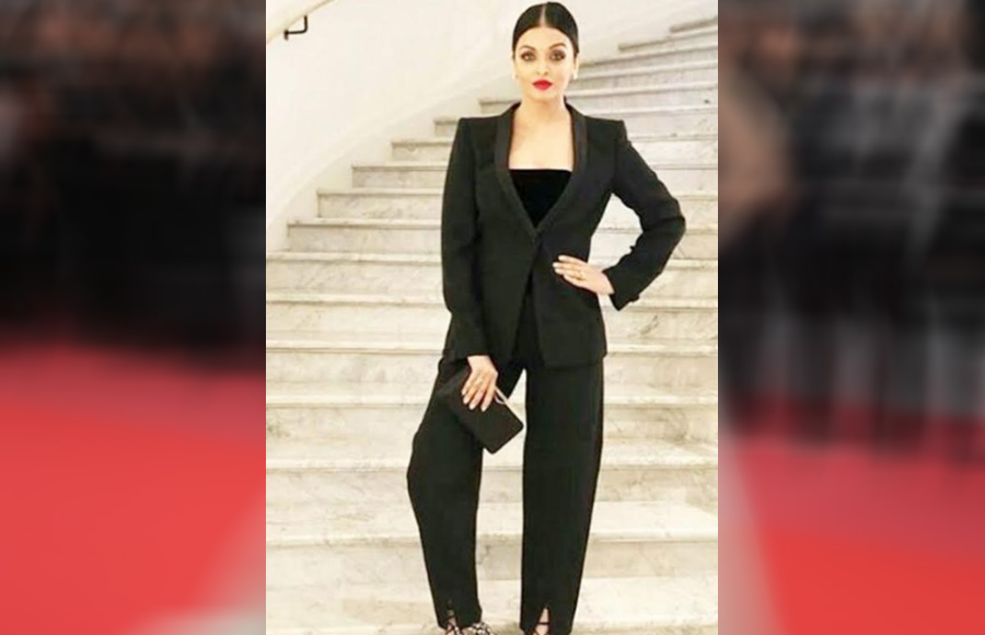 Aishwarya Rai Bachchan sets the temperature soaring higher at the Red Carpet of Cannes 2018