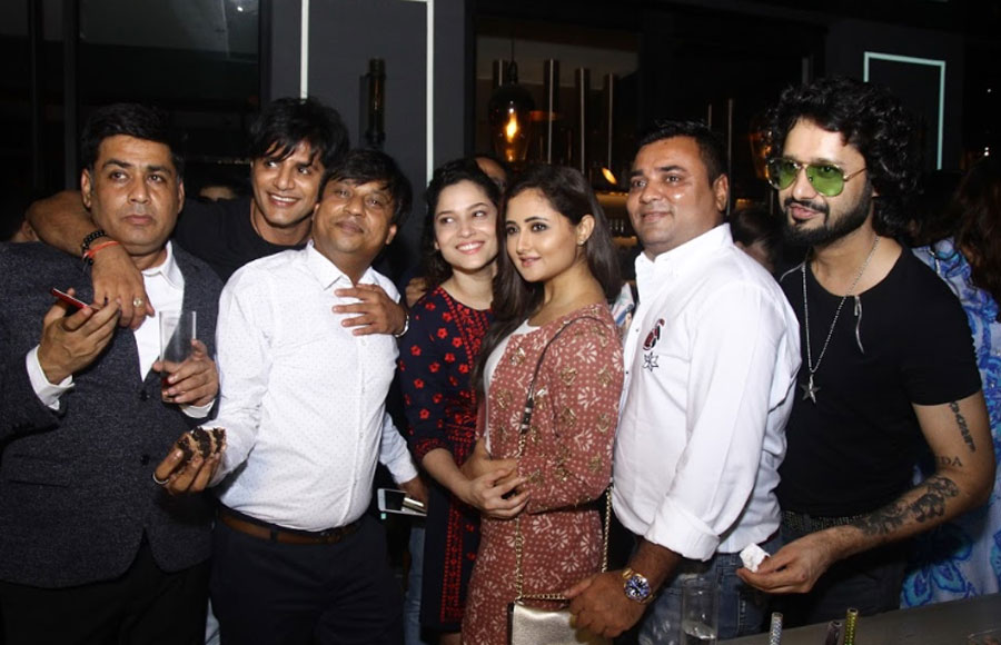 Ankita, Rashami, Karanvir & others party hard at a birthday bash! 