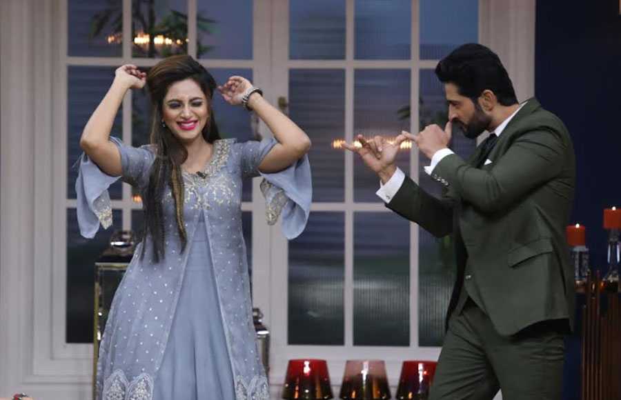 Arshi Khan surprises Hiten Tejwani on the sets of JuzzBaatt  