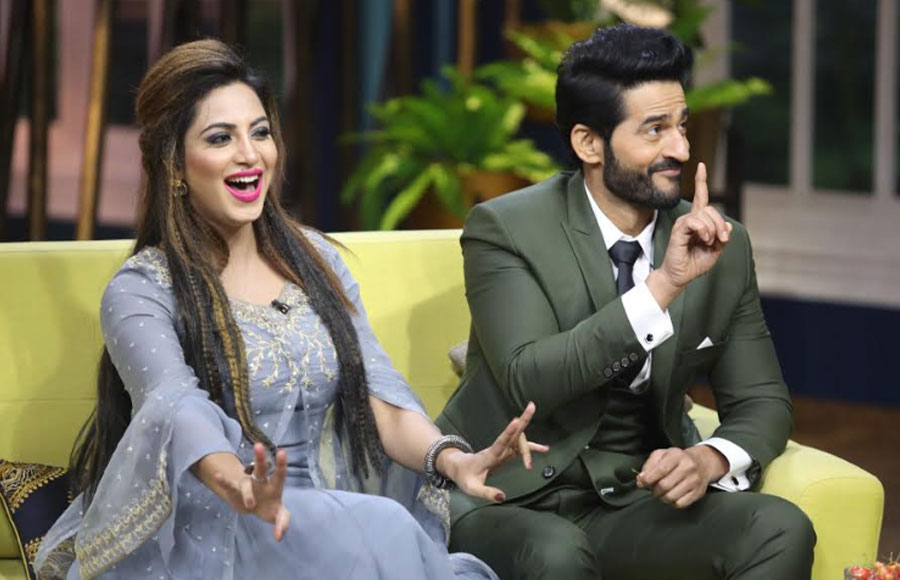 Arshi Khan surprises Hiten Tejwani on the sets of JuzzBaatt  