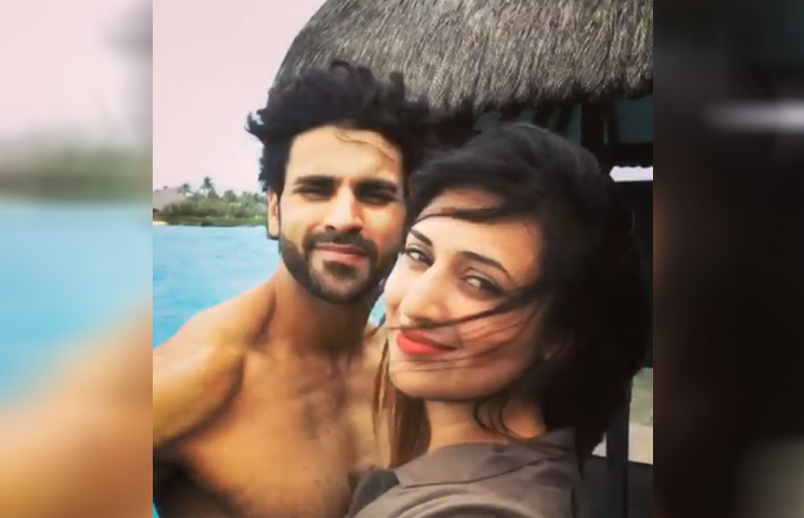 Vivek romancing his wife Divyanka in Maldives 