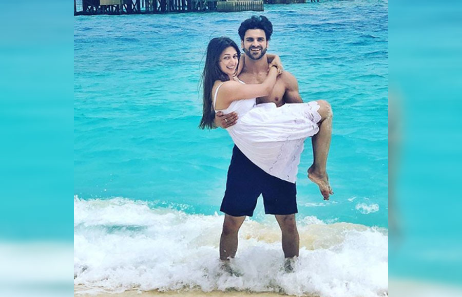 Vivek romancing his wife Divyanka in Maldives 