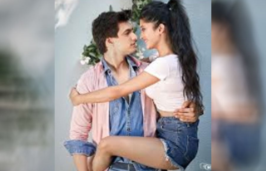 These SELFIES of Mohsin-Shivangi, prove how much they are in LOVE! 