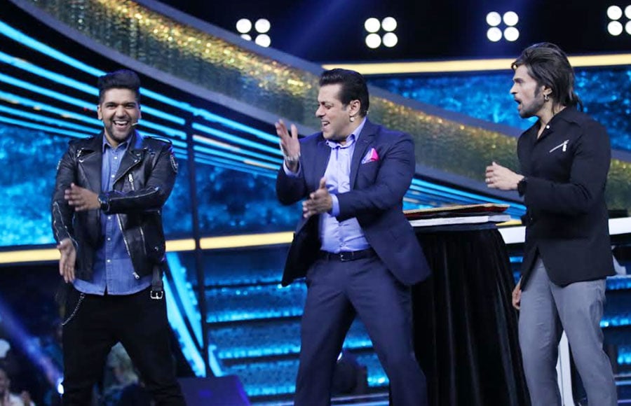 Guru Randhawa and Himesh Reshammiya have a blast with Salman Khan on 10 Ka Dum 