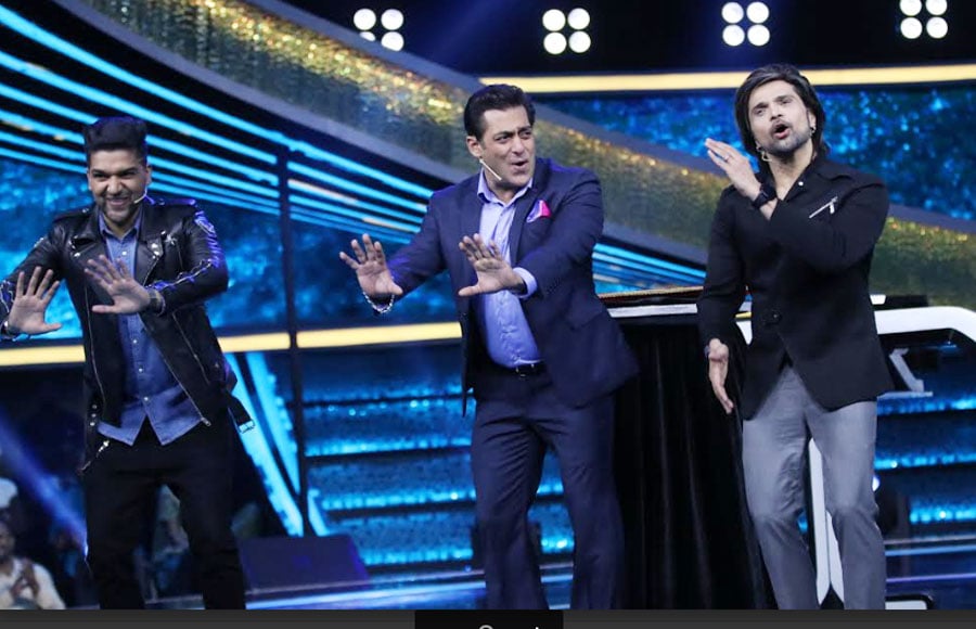 Guru Randhawa and Himesh Reshammiya have a blast with Salman Khan on 10 Ka Dum 