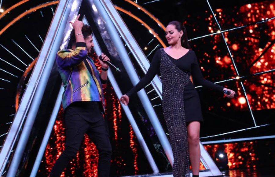 Sonakshi Sinha and Jassi Gill groove to the tunes of Indian Idol 10 contestants