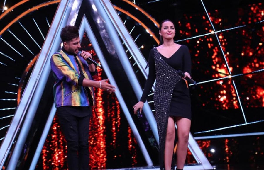 Sonakshi Sinha and Jassi Gill groove to the tunes of Indian Idol 10 contestants