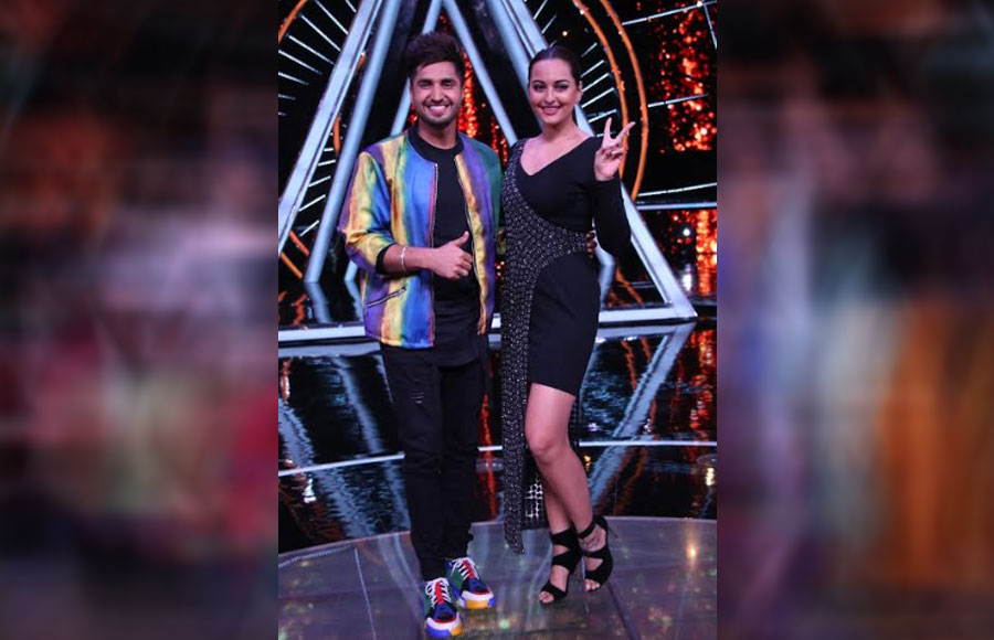 Sonakshi Sinha and Jassi Gill groove to the tunes of Indian Idol 10 contestants