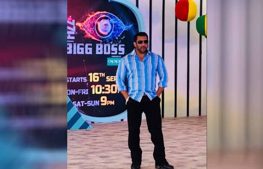 Salman Khan launches Bigg Boss 12; Bharti pays a visit! 