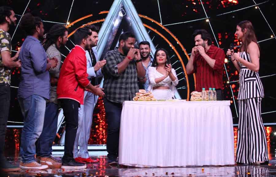 Anushka and Varun enjoy vada pav party on Indian Idol 10