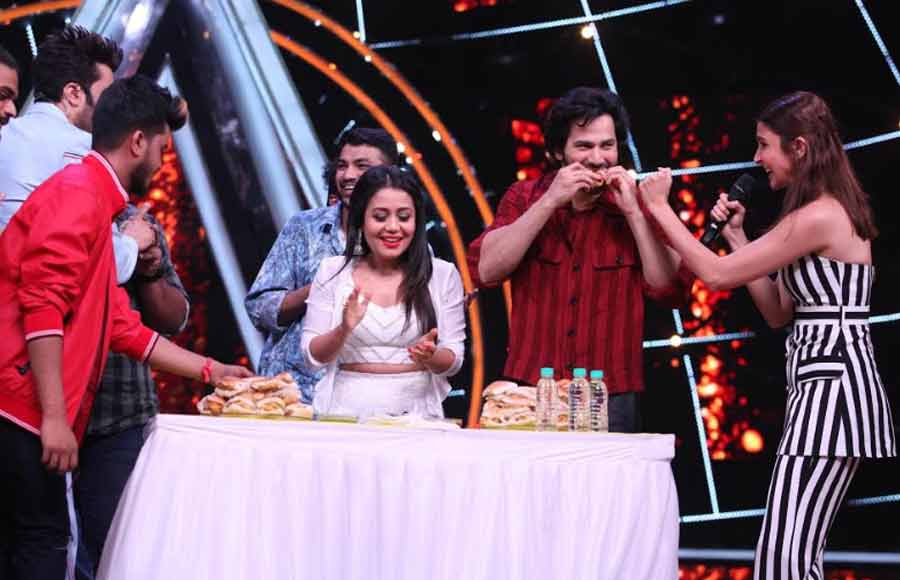 Anushka and Varun enjoy vada pav party on Indian Idol 10