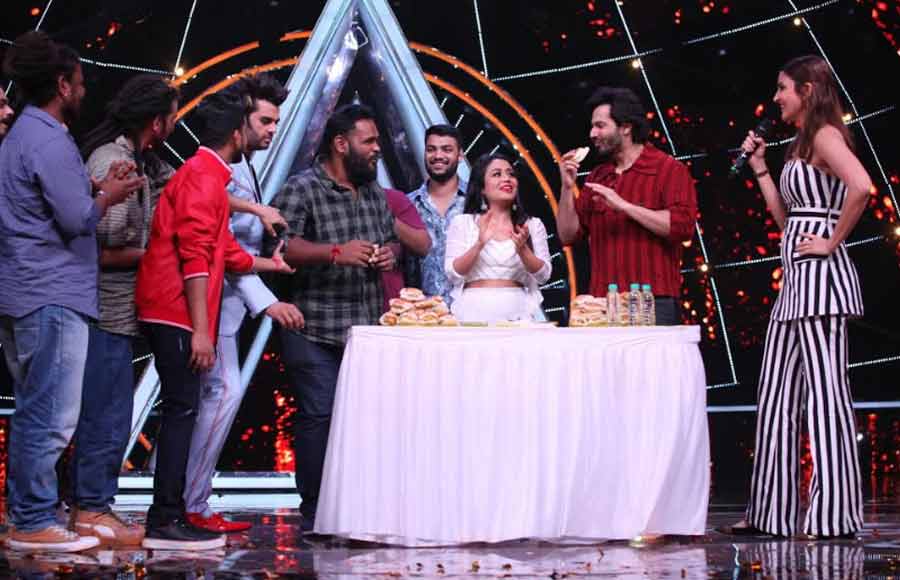 Anushka and Varun enjoy vada pav party on Indian Idol 10