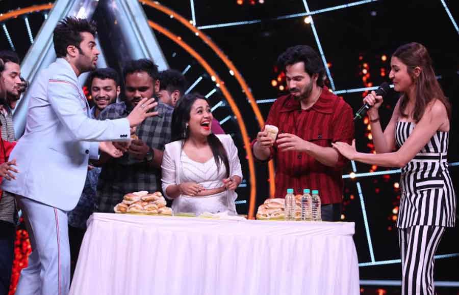 Anushka and Varun enjoy vada pav party on Indian Idol 10