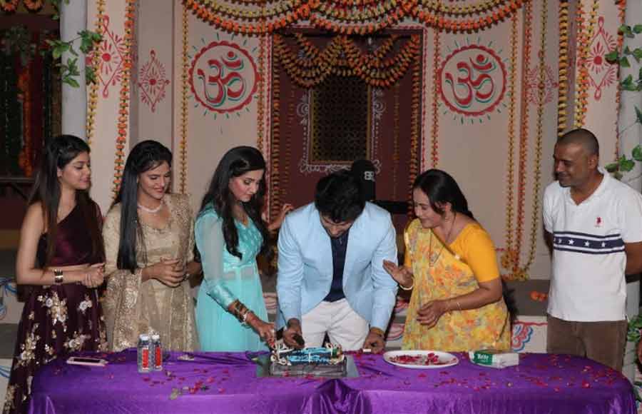 Namish Taneja celebrates birthday with his cast of Main Maayke...