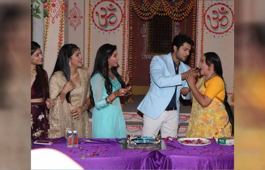 Namish Taneja celebrates birthday with his cast of Main Maayke...