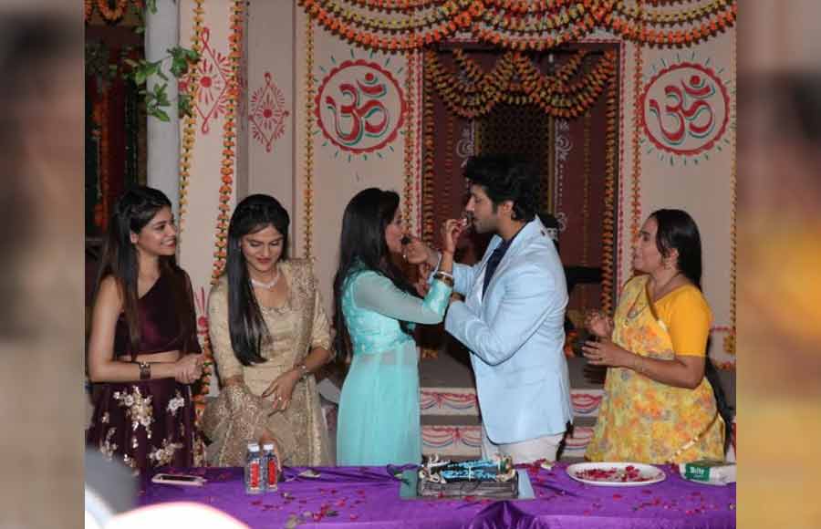 Namish Taneja celebrates birthday with his cast of Main Maayke...