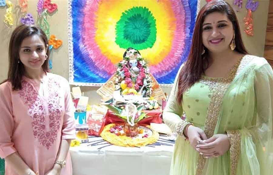 TV actors welcome bappa at home 