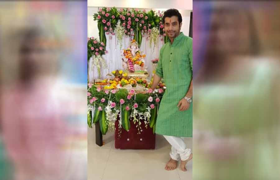 TV actors welcome bappa at home 