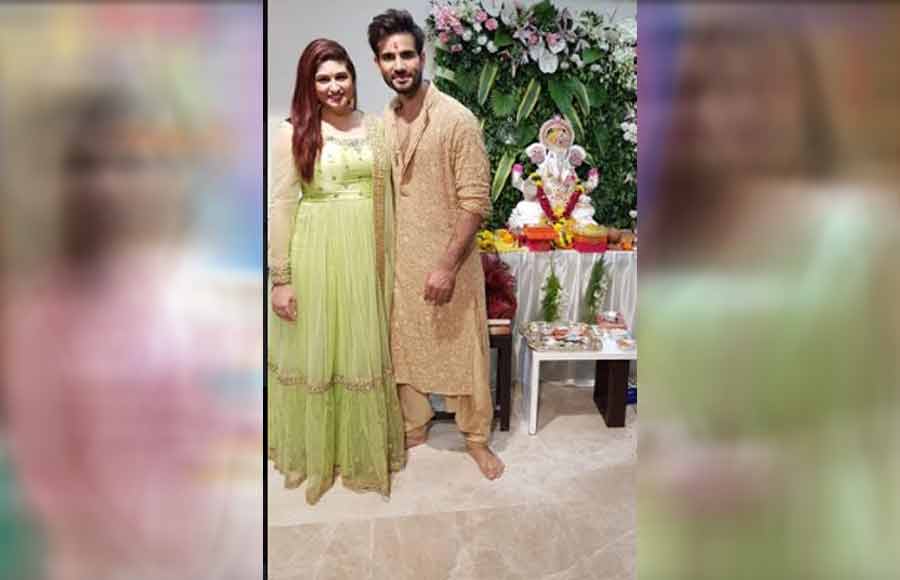 TV actors welcome bappa at home 