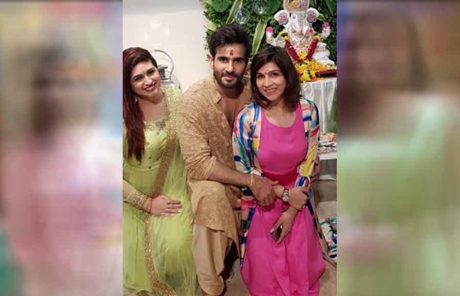 TV actors welcome bappa at home 