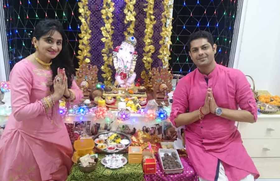 TV actors welcome bappa at home 