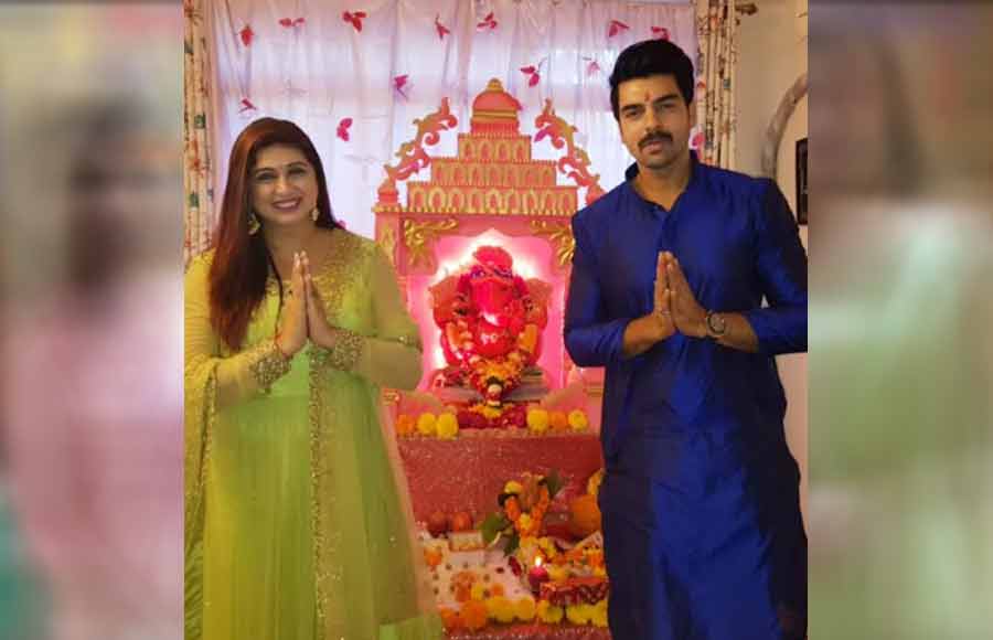 TV actors welcome bappa at home 