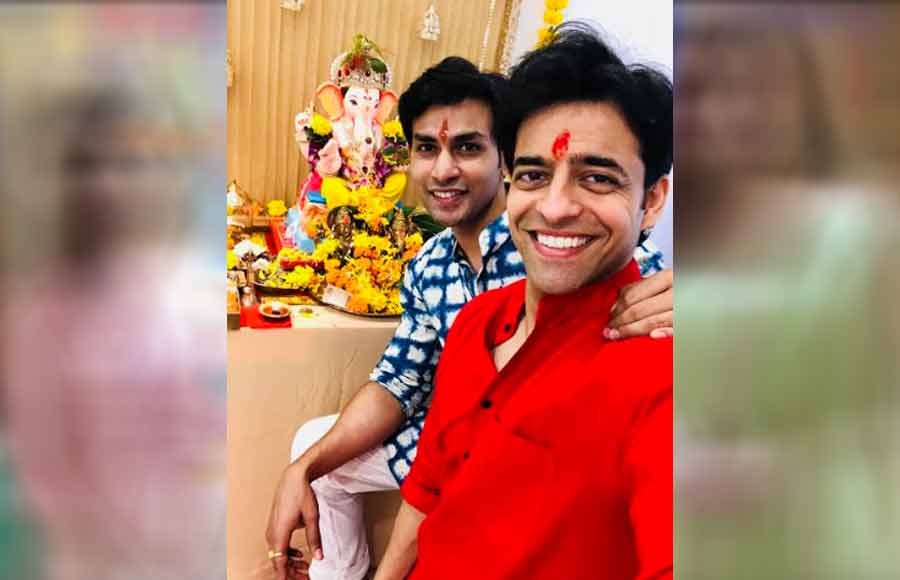 TV actors welcome bappa at home 