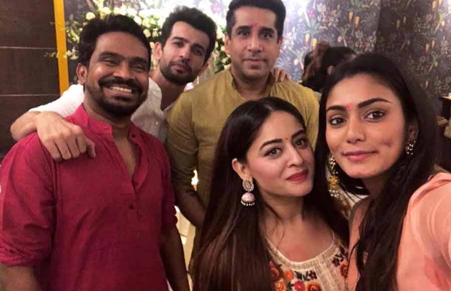 TV actors welcome bappa at home 