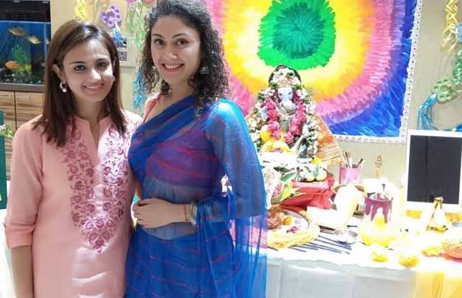 TV actors welcome bappa at home 