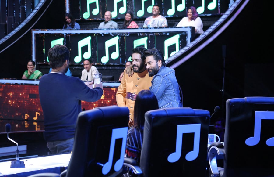 Shekhar Ravjiani finds his doppelganger on the sets of Sa Re Ga Ma Pa 